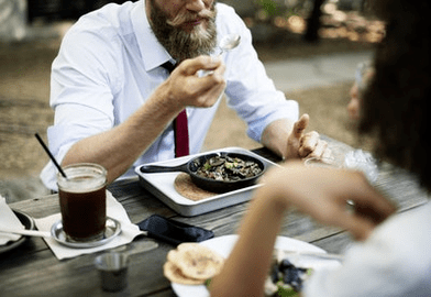 um homem come a comida certa para aumentar a potência
