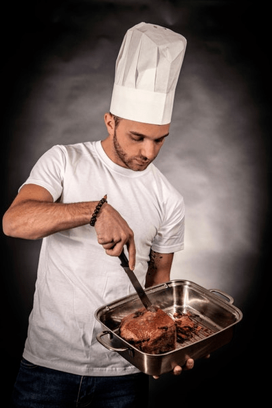 um homem prepara carne para potência