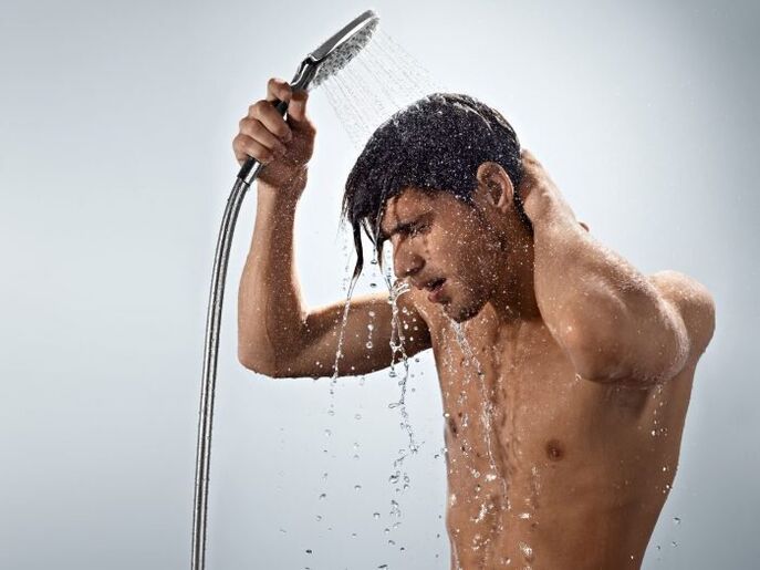 Um banho de contraste tonifica perfeitamente o corpo do homem, fortalecendo assim a potência