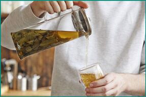 Beber chá de ervas para disfunção erétil em homens